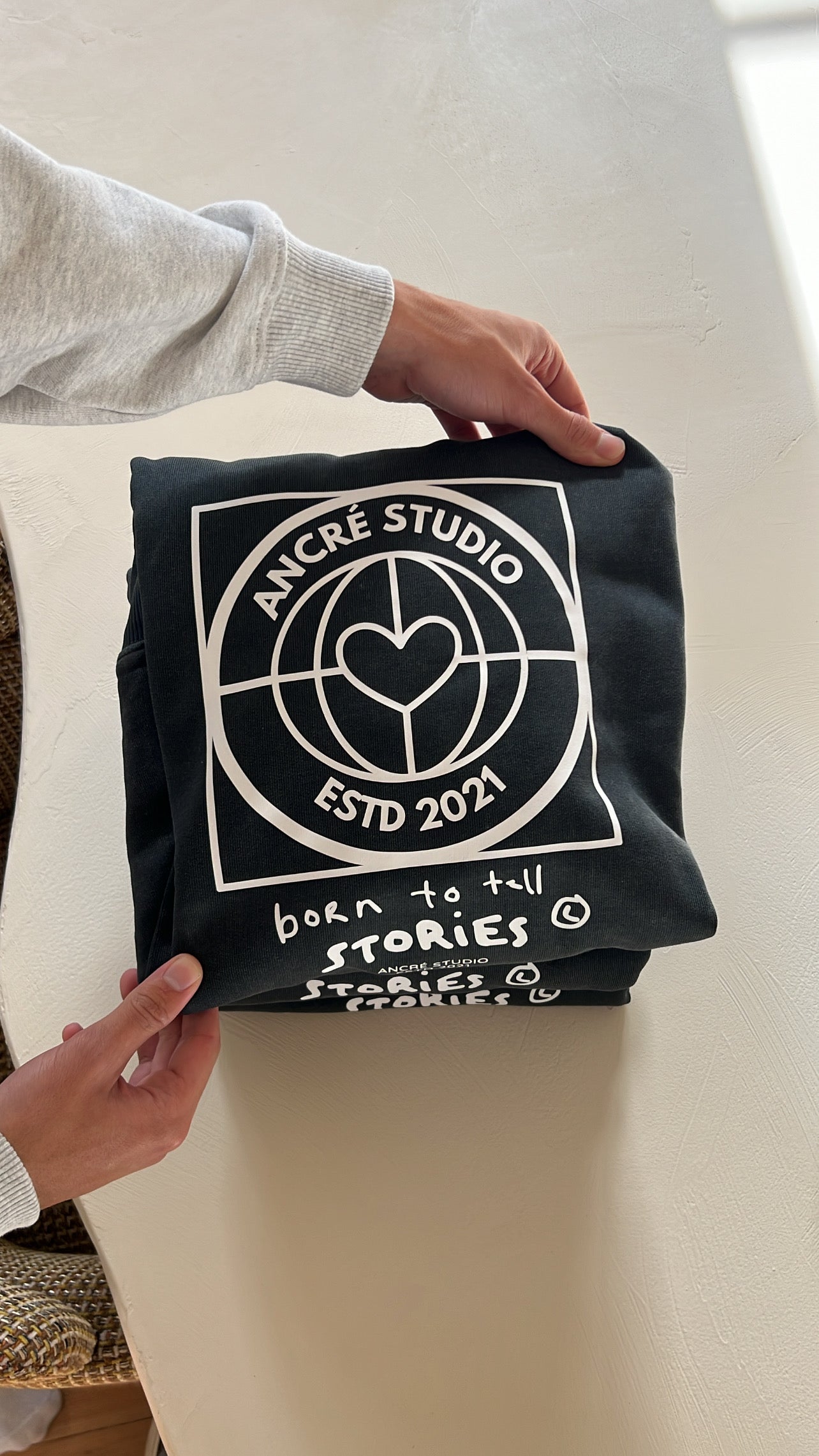 Sweat « born to tell stories » delavé noir