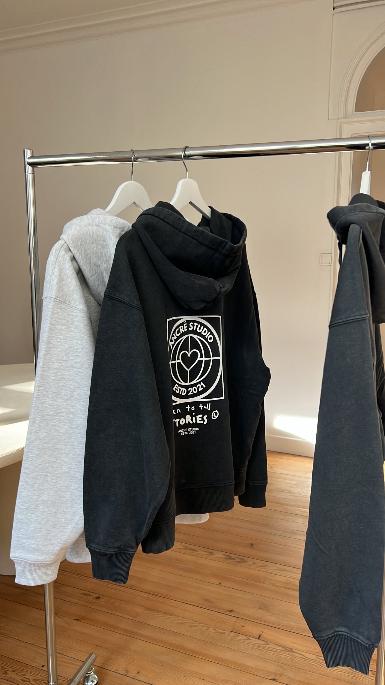 Sweat « born to tell stories » delavé noir