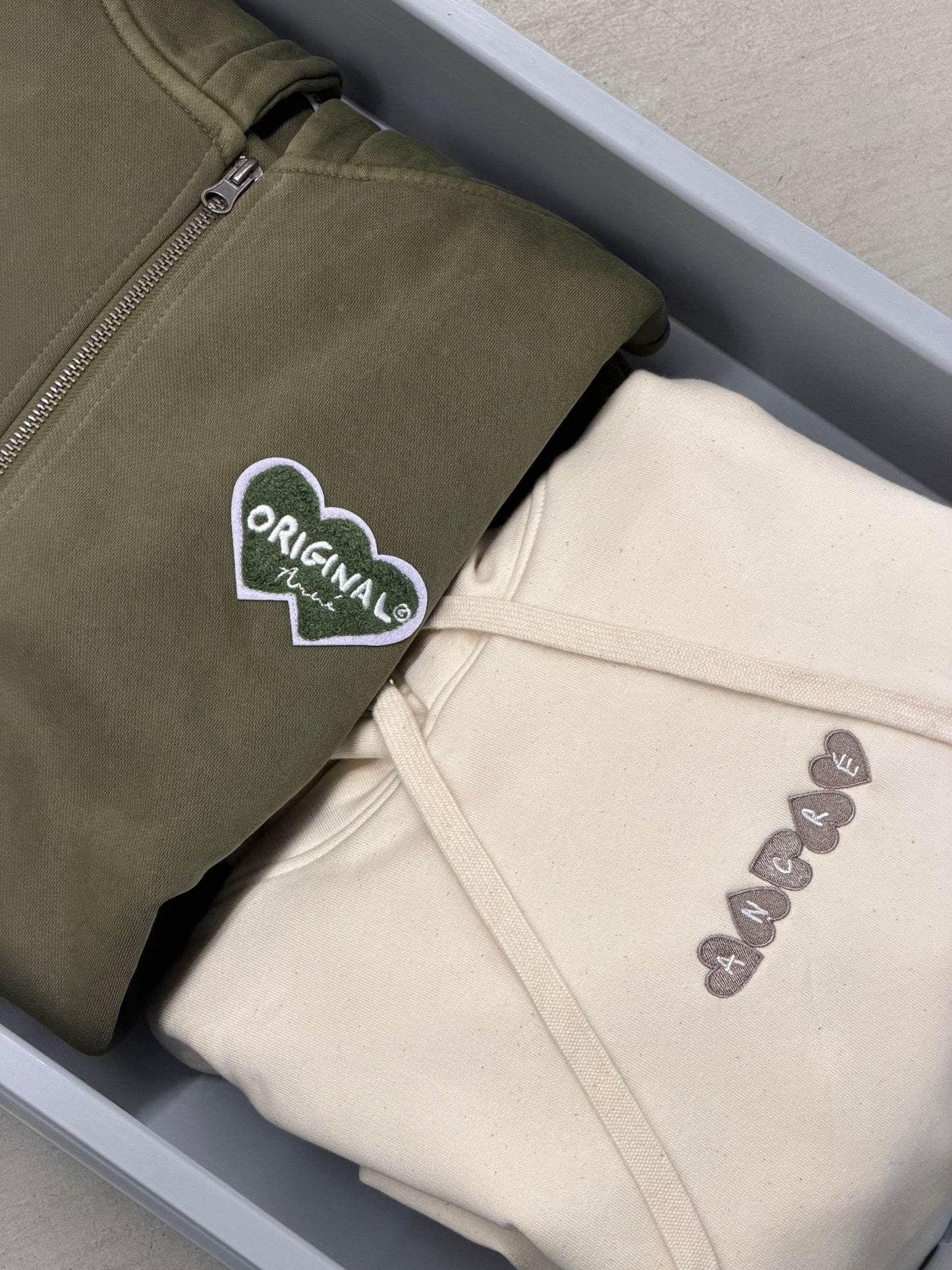 Sweat brodé "eyes that speak" crème