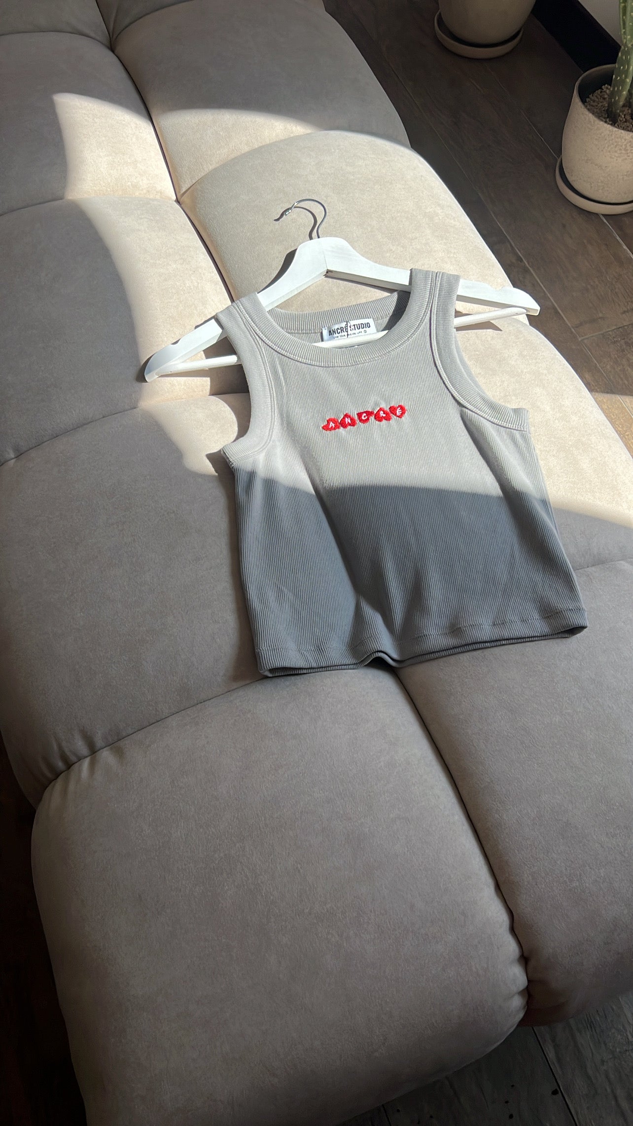 Top brodé "ancré" gris