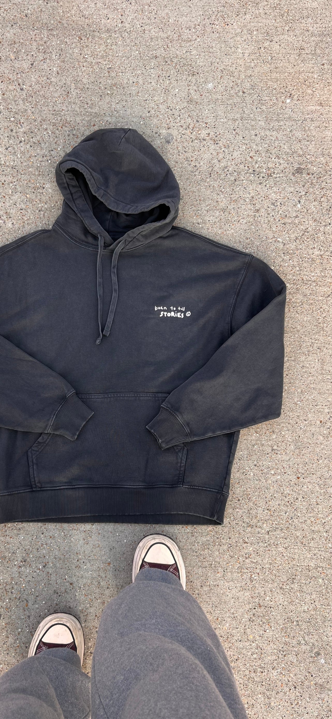 Sweat « born to tell stories » delavé noir