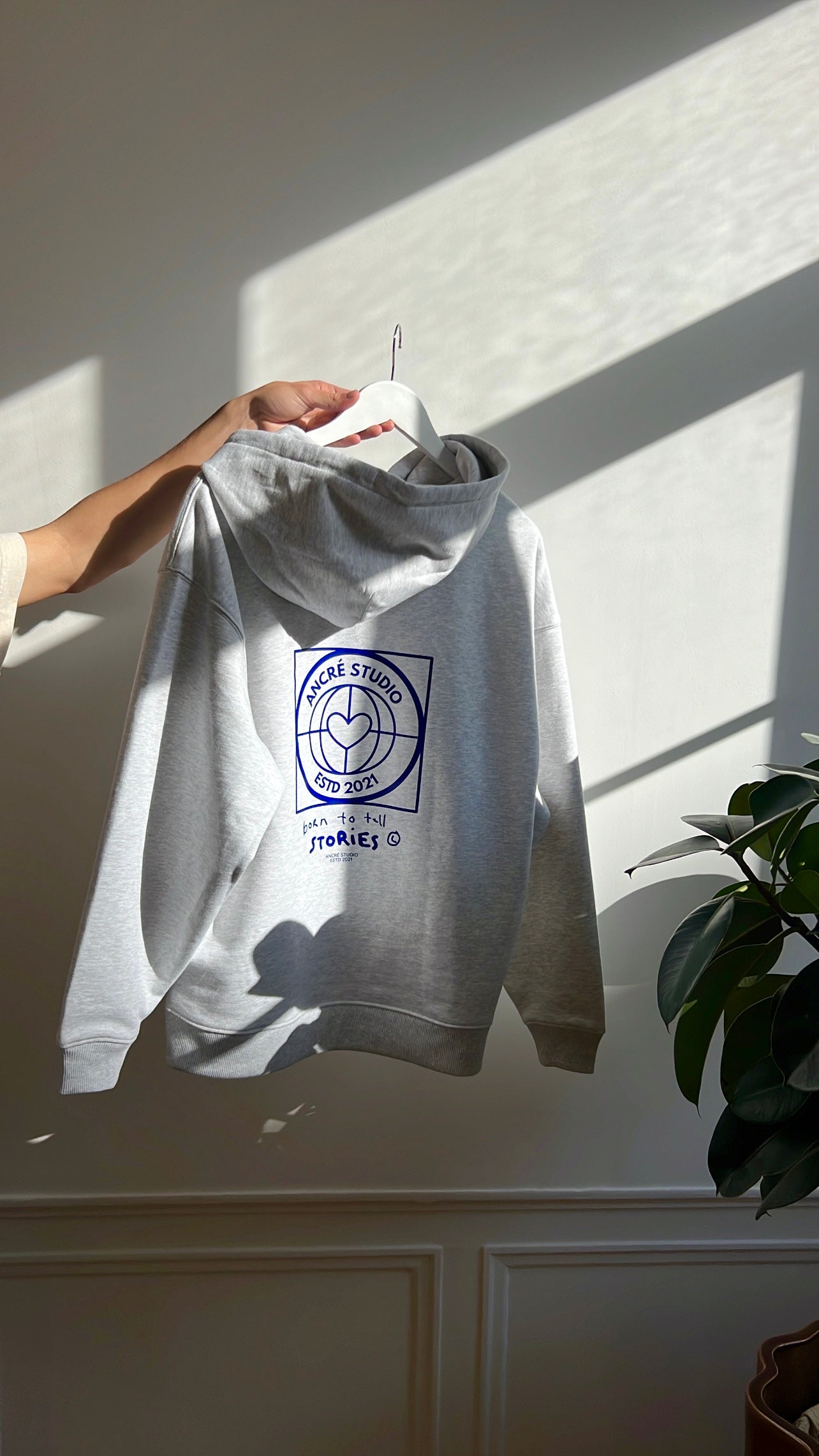 Sweat « born to tell stories » gris