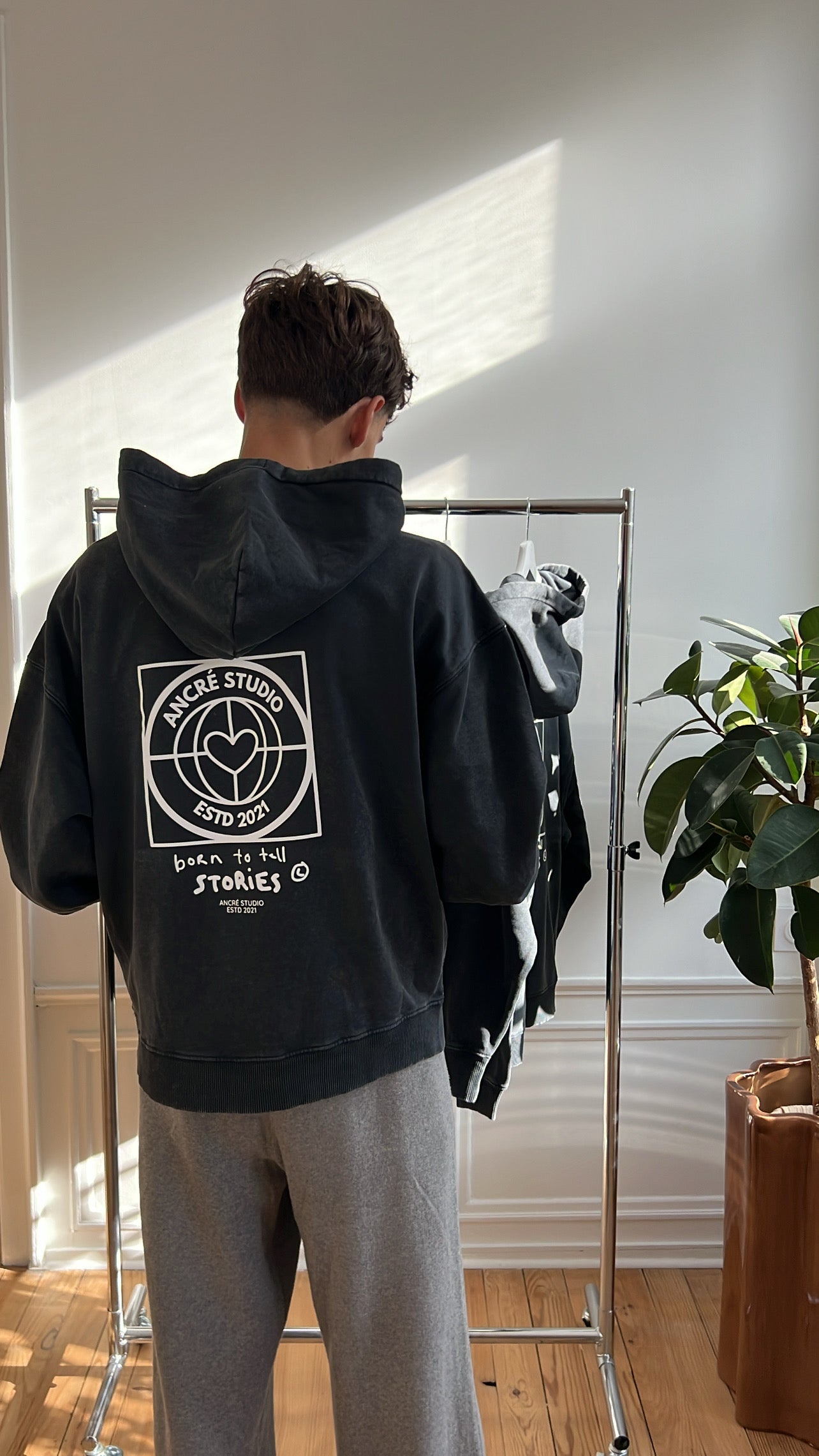 Sweat « born to tell stories » delavé noir