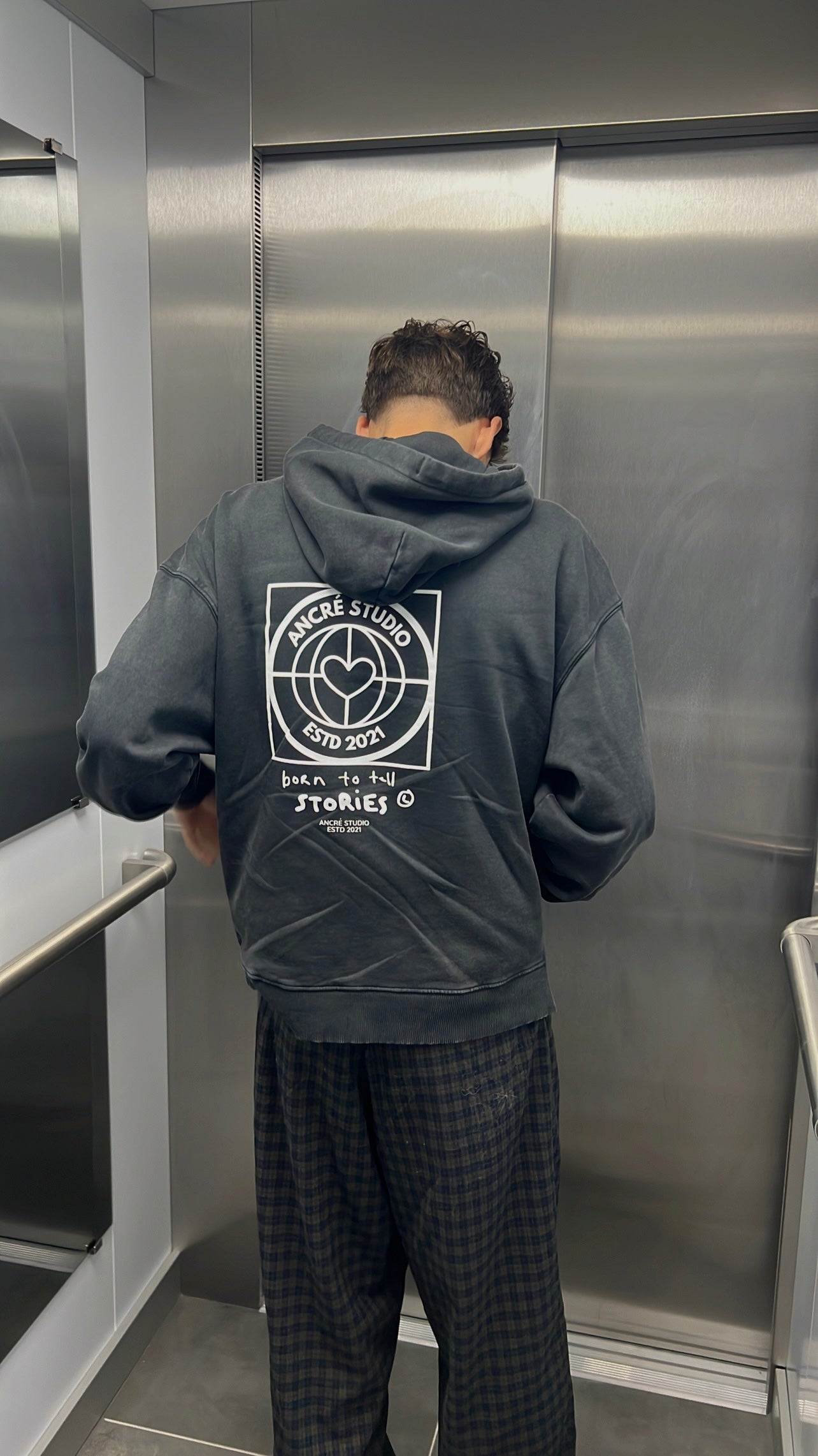 Sweat « born to tell stories » delavé noir