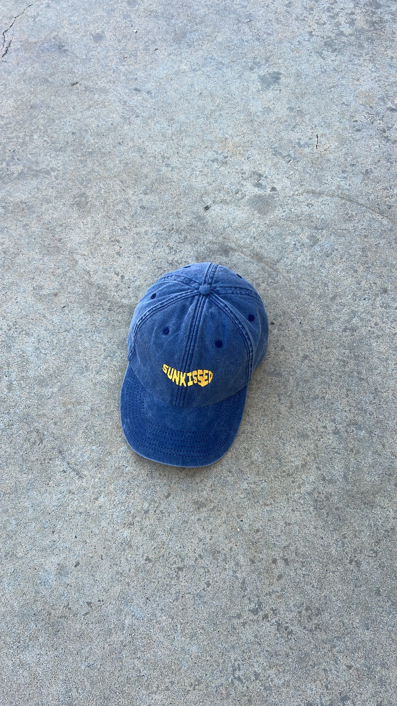 Casquette brodée "sunkissed" jean délavé