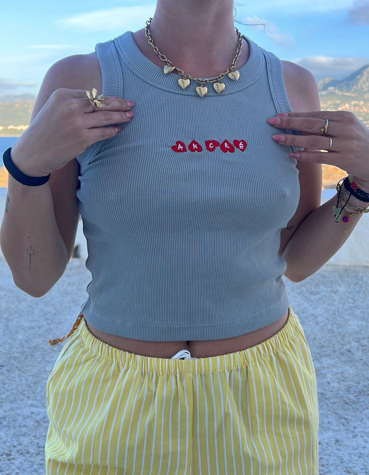 Top brodé "ancré" gris
