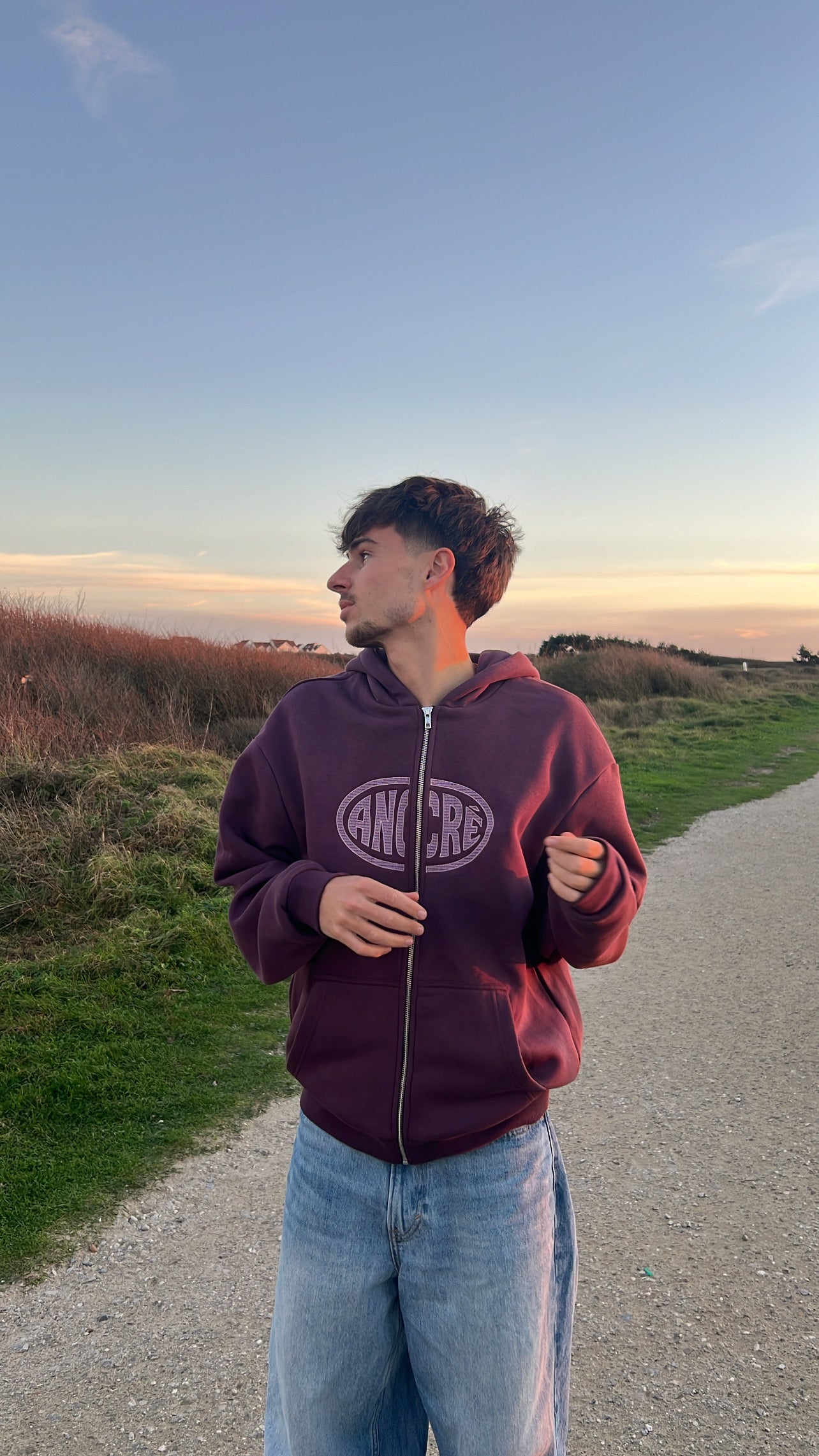 Hoodie zippé brodé « too busy living » prune