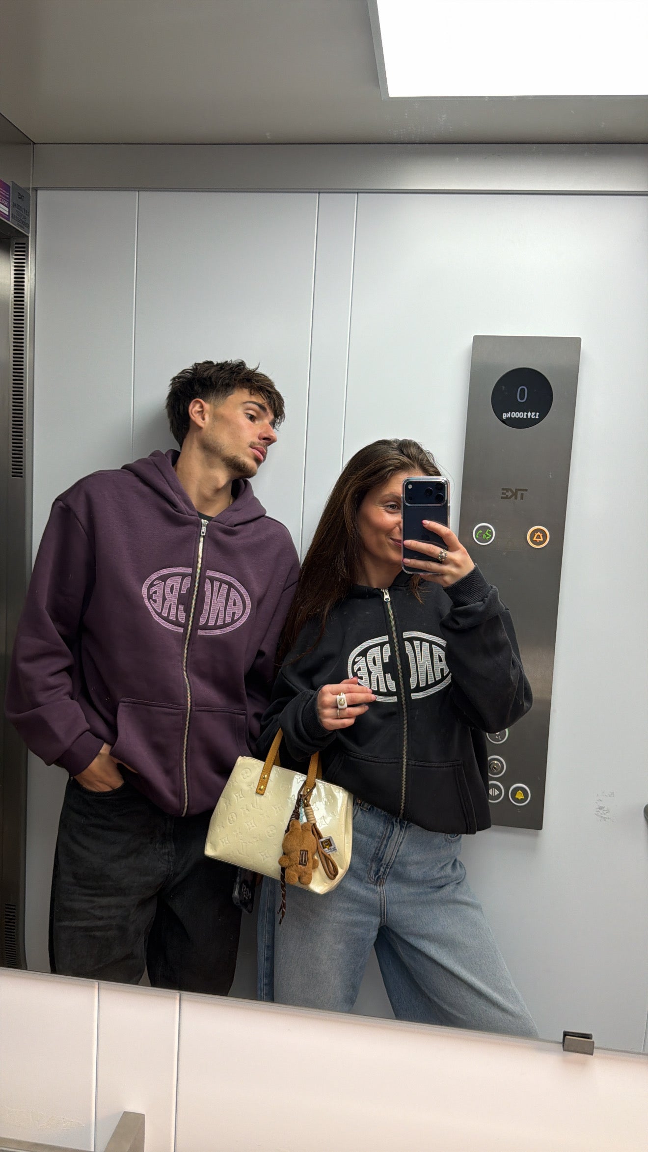 Hoodie zippé brodé « too busy living » noir délavé