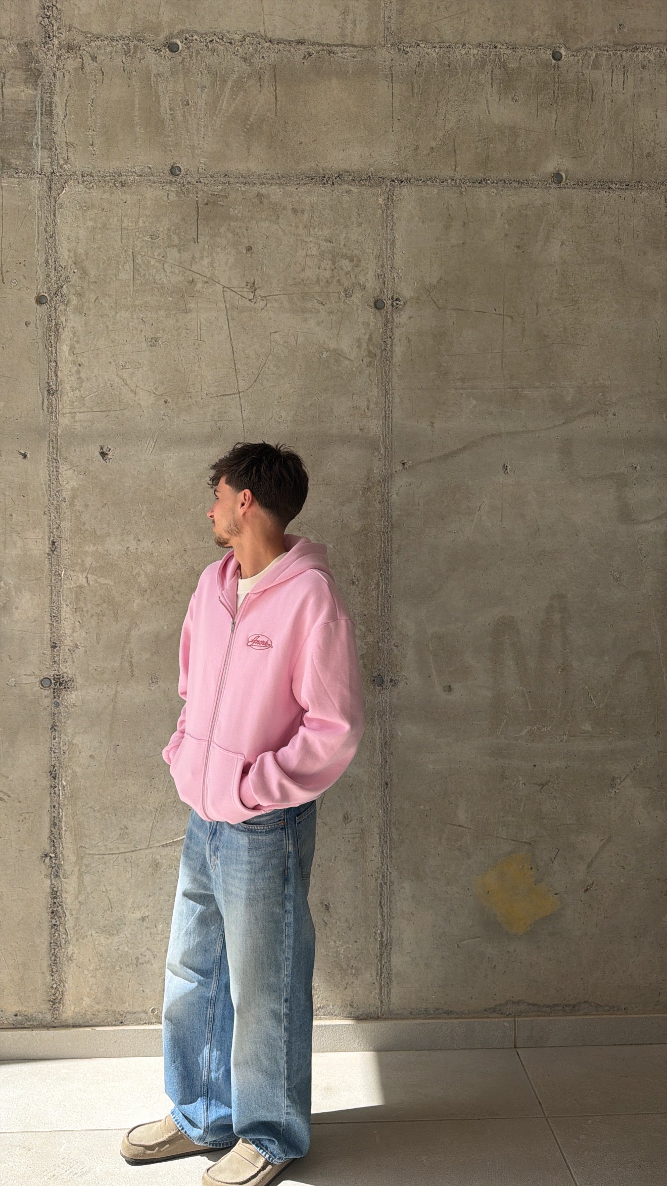 Hoodie zippé brodé "here and now" rose