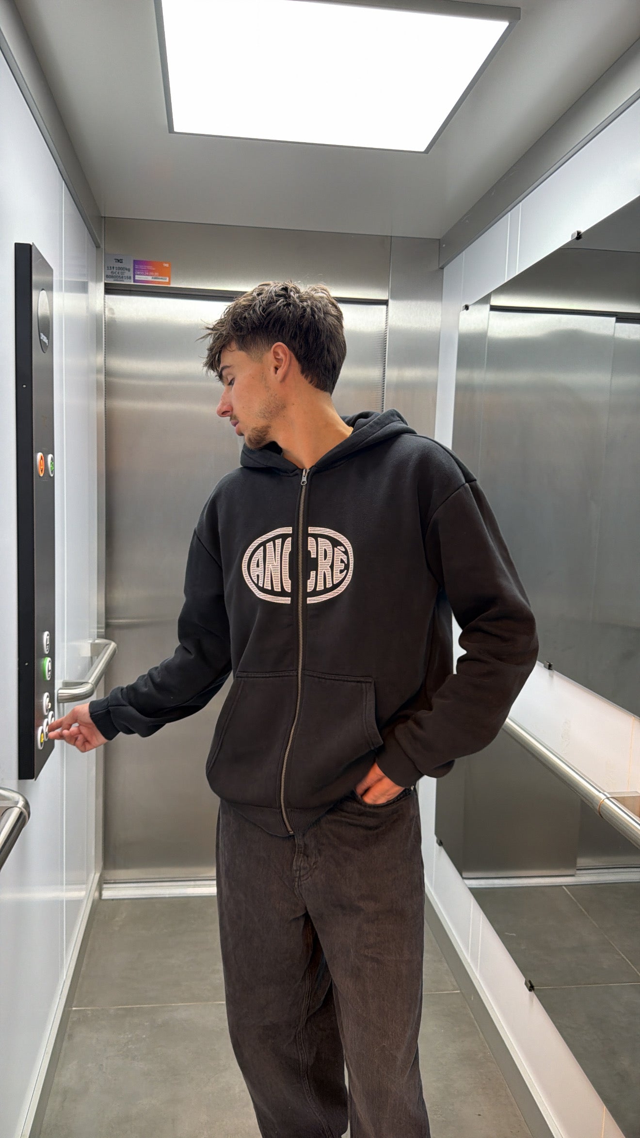 Hoodie zippé brodé « too busy living » noir délavé