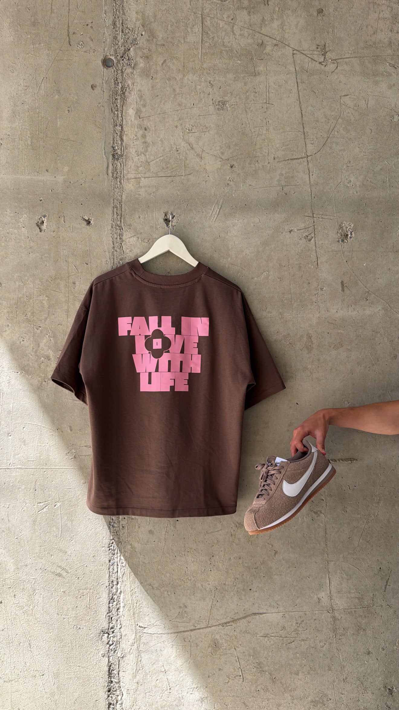 T-shirt "fall in love with life" marron