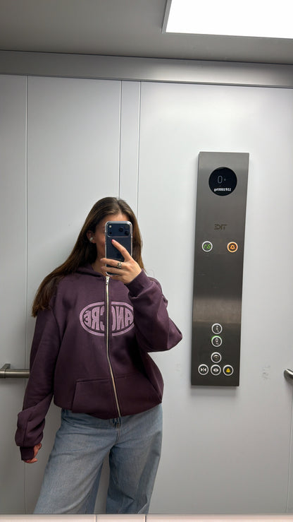 Hoodie zippé brodé « too busy living » prune