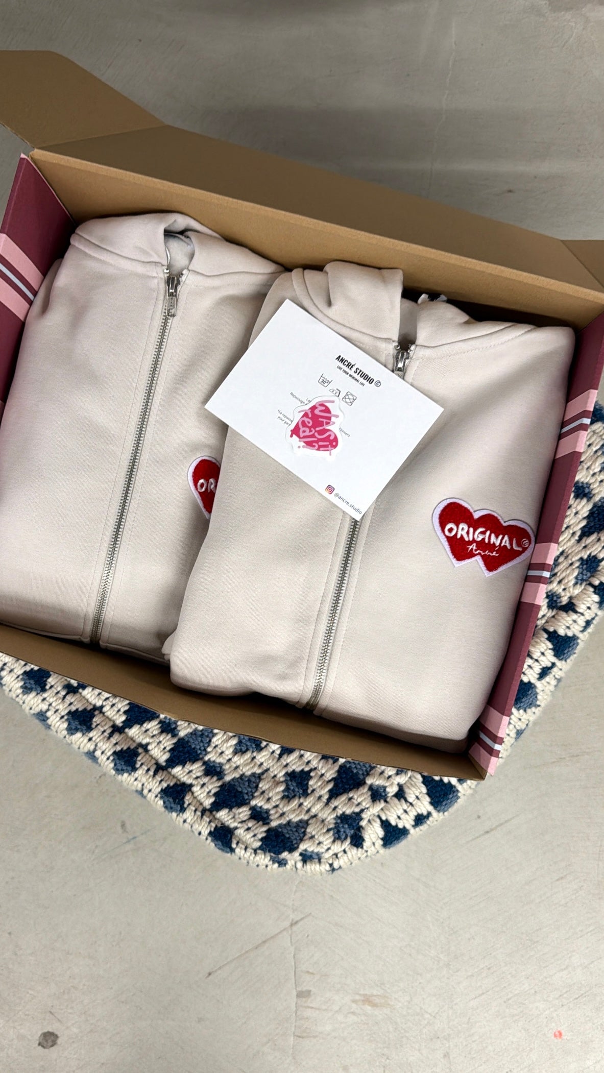 Coffret double hoodies zippés "logo bouclette" crème