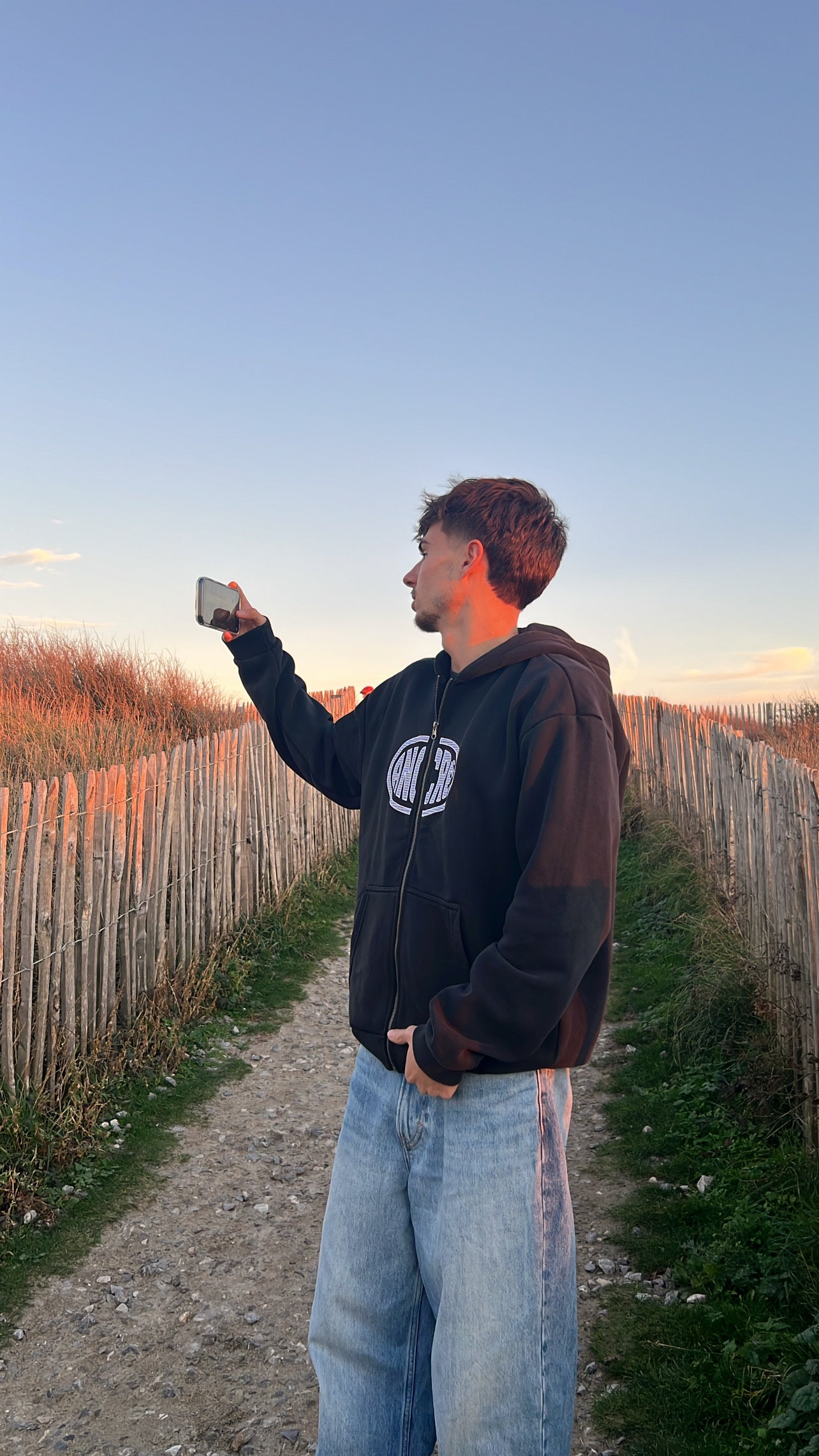 Hoodie zippé brodé « too busy living » noir délavé