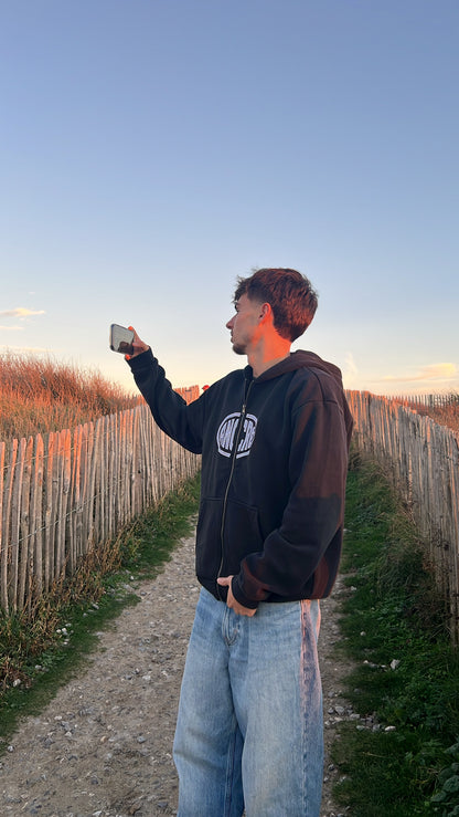 Hoodie zippé brodé « too busy living » noir délavé