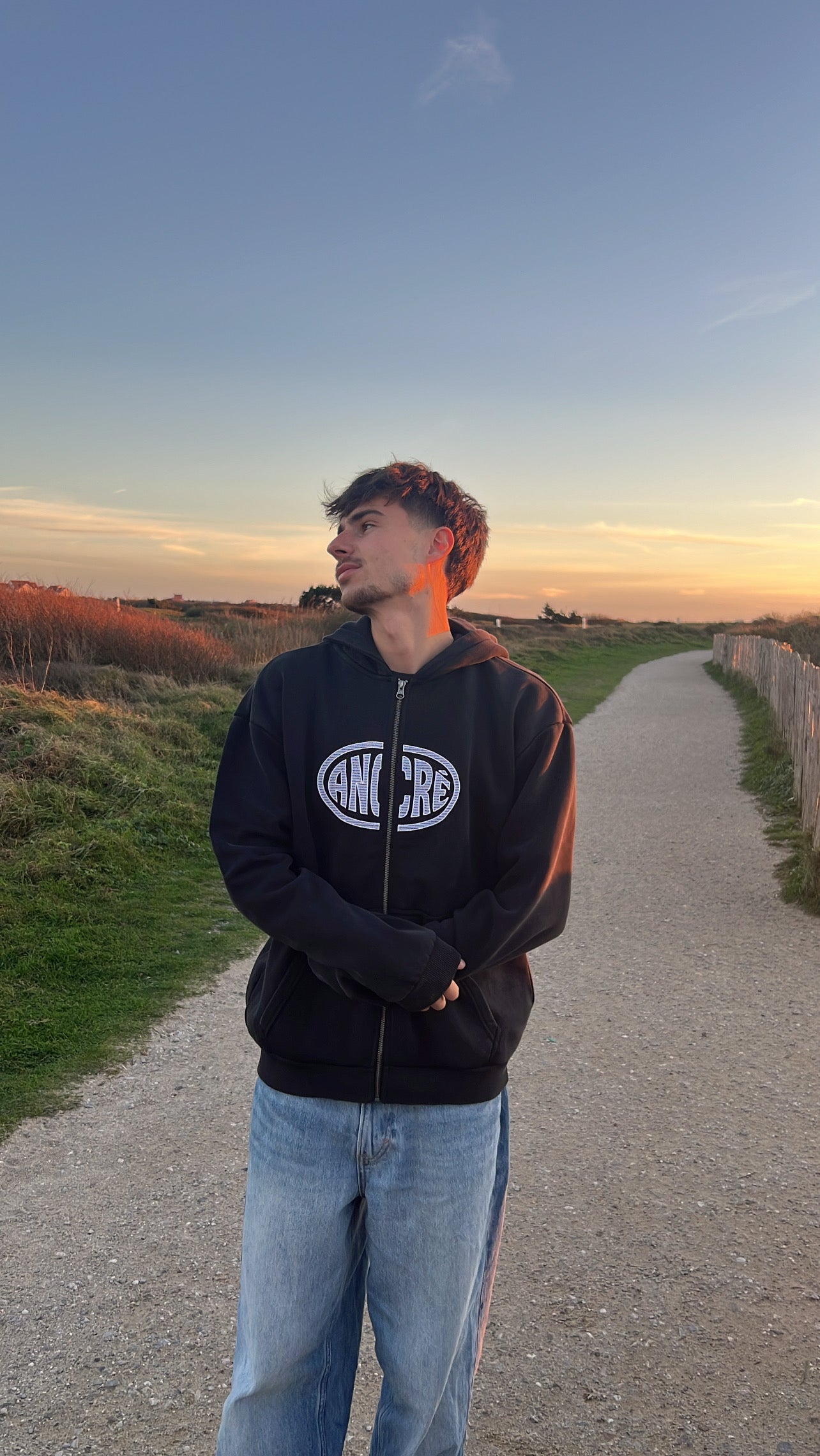 Hoodie zippé brodé « too busy living » noir délavé