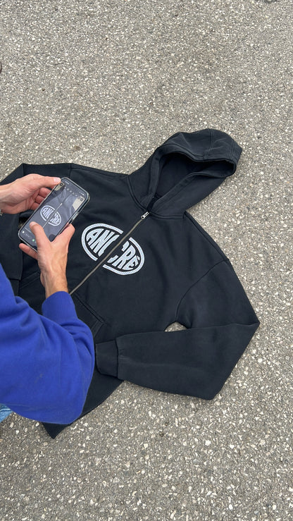 Hoodie zippé brodé « too busy living » noir délavé