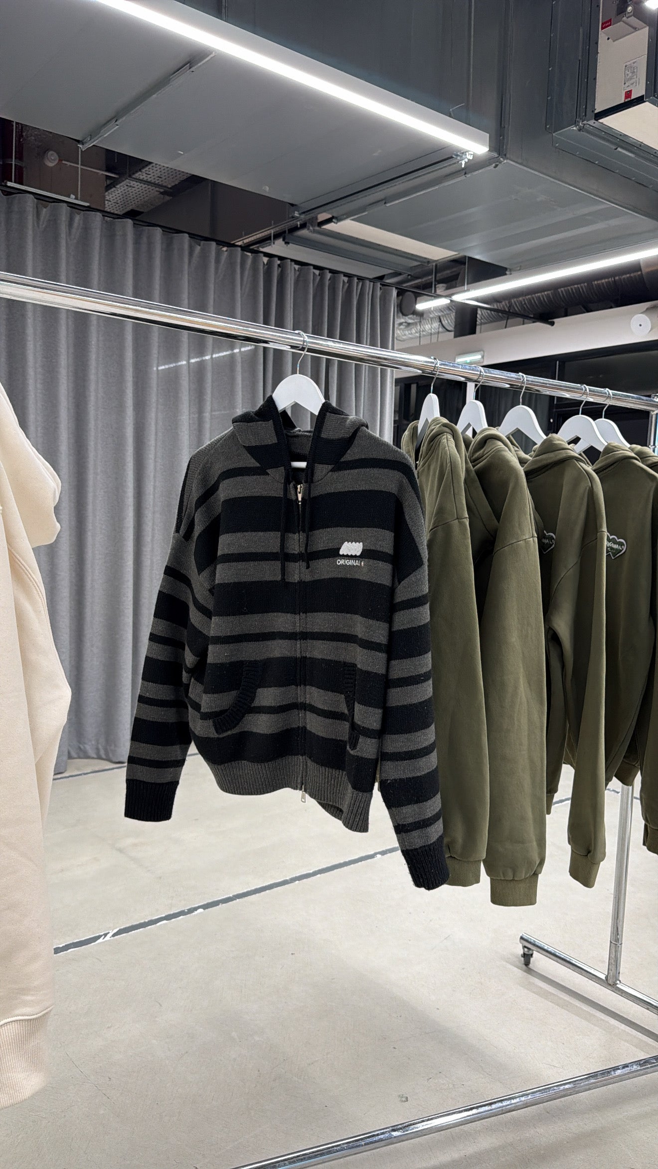 knit zippé "N.01" rayé noir et gris