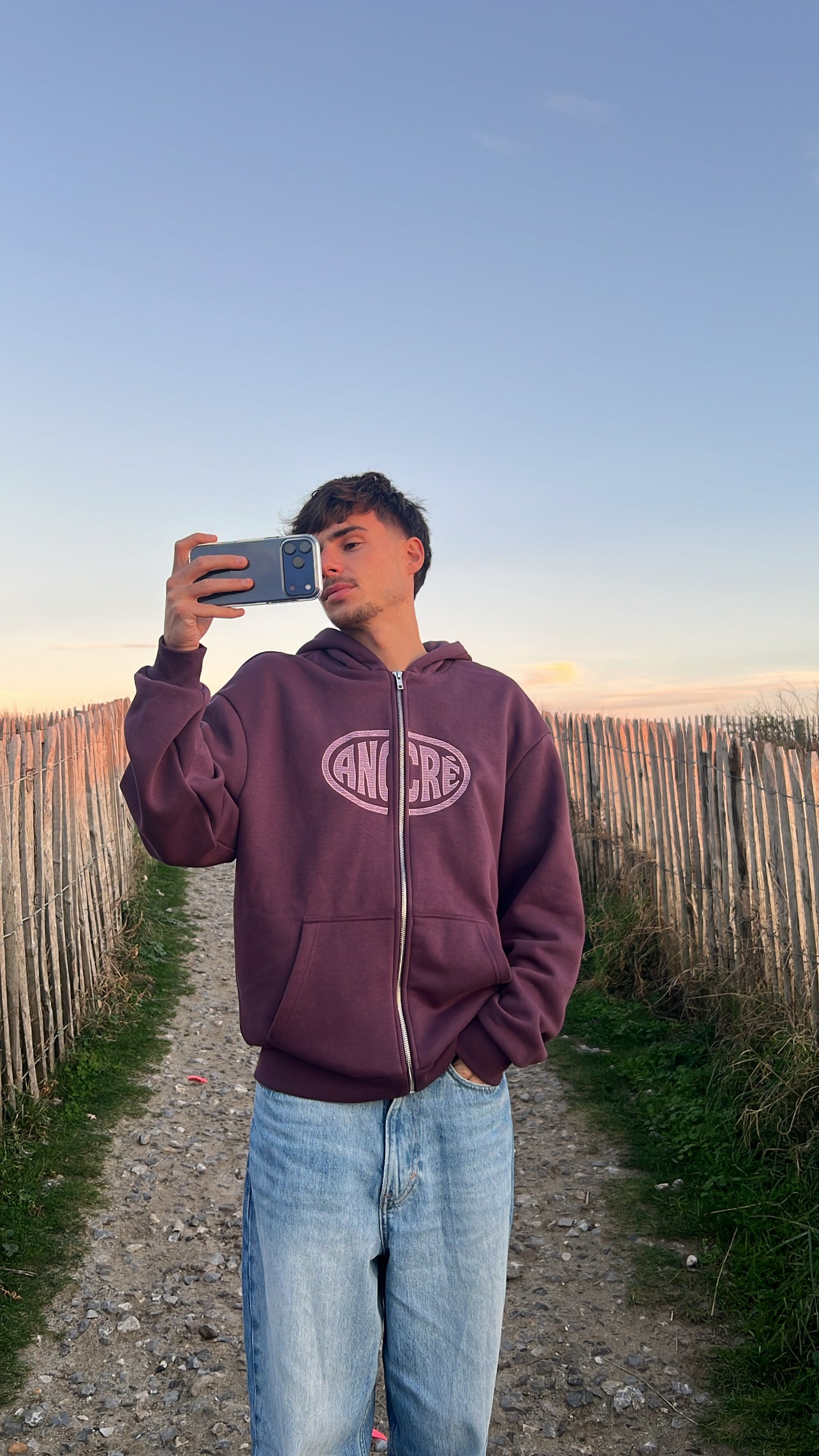 Hoodie zippé brodé « too busy living » prune