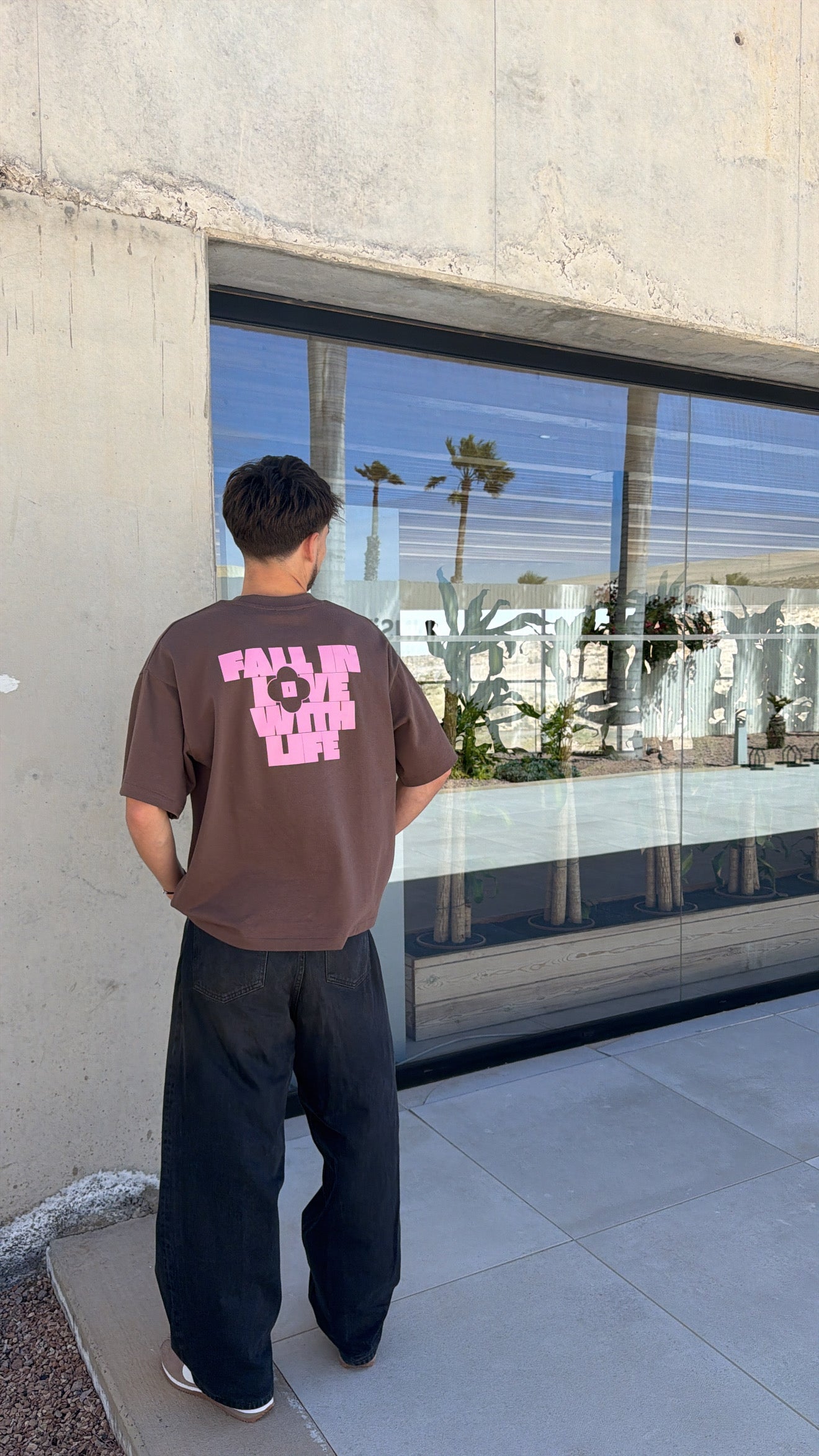 T-shirt "fall in love with life" marron