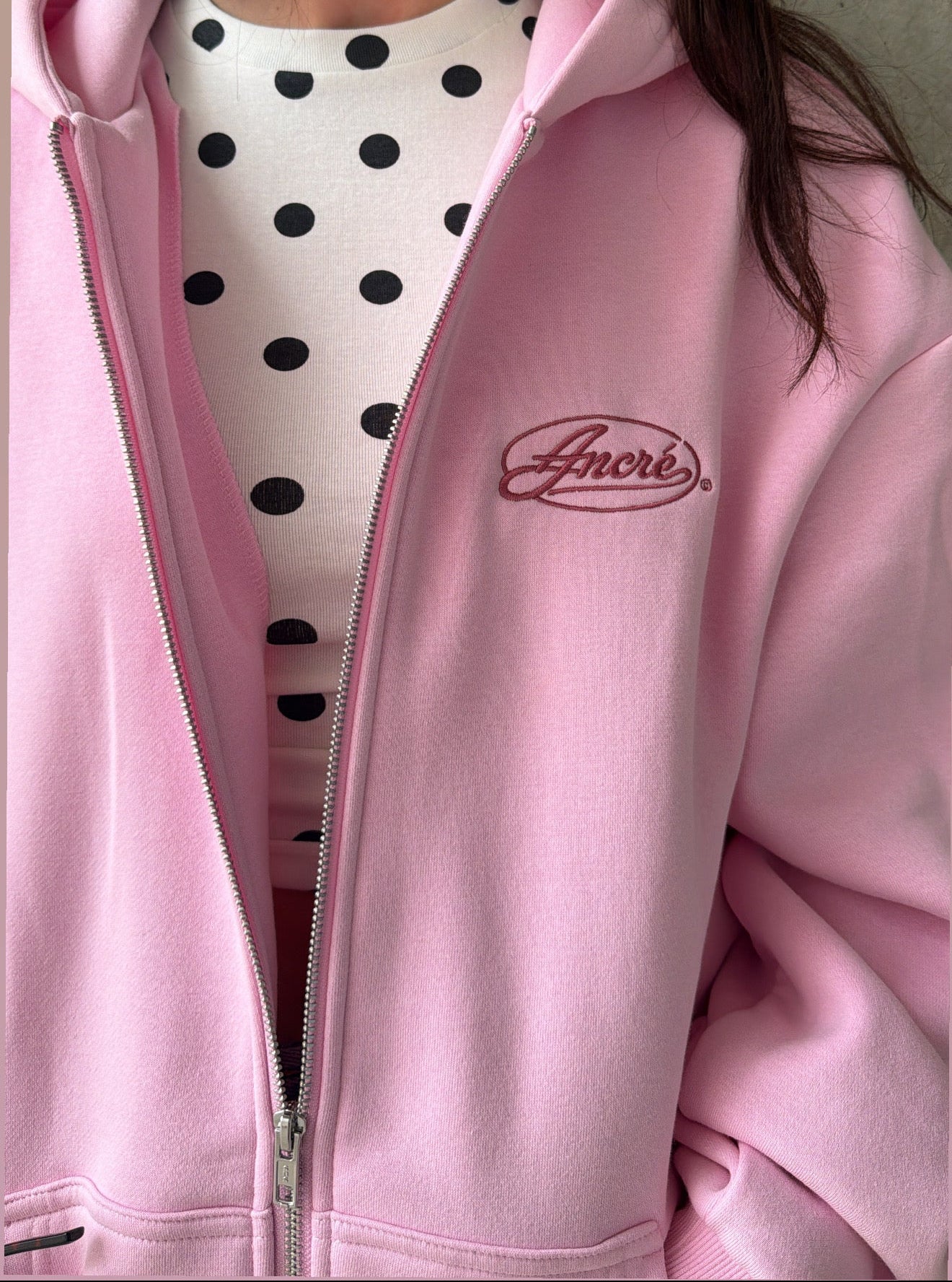 Hoodie zippé brodé "here and now" rose