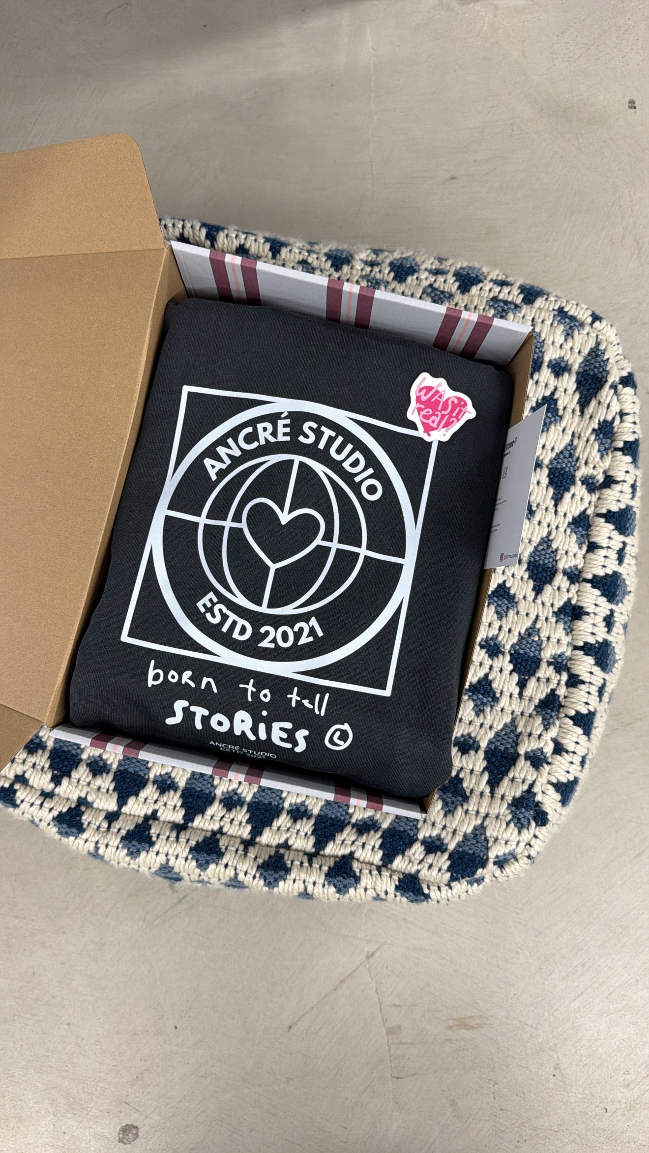 Coffret simple sweat "stories" noir délavé