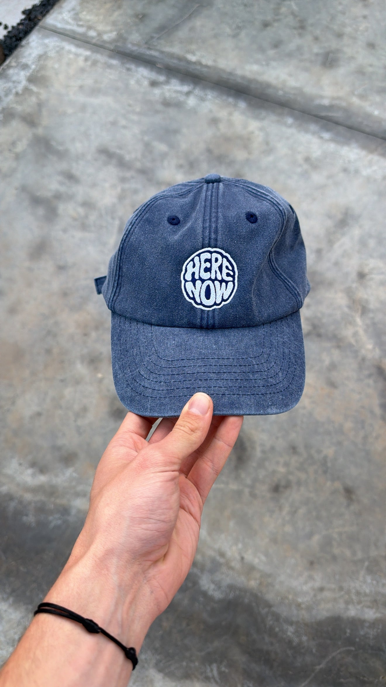 Casquette brodée "here and now" jean délavé