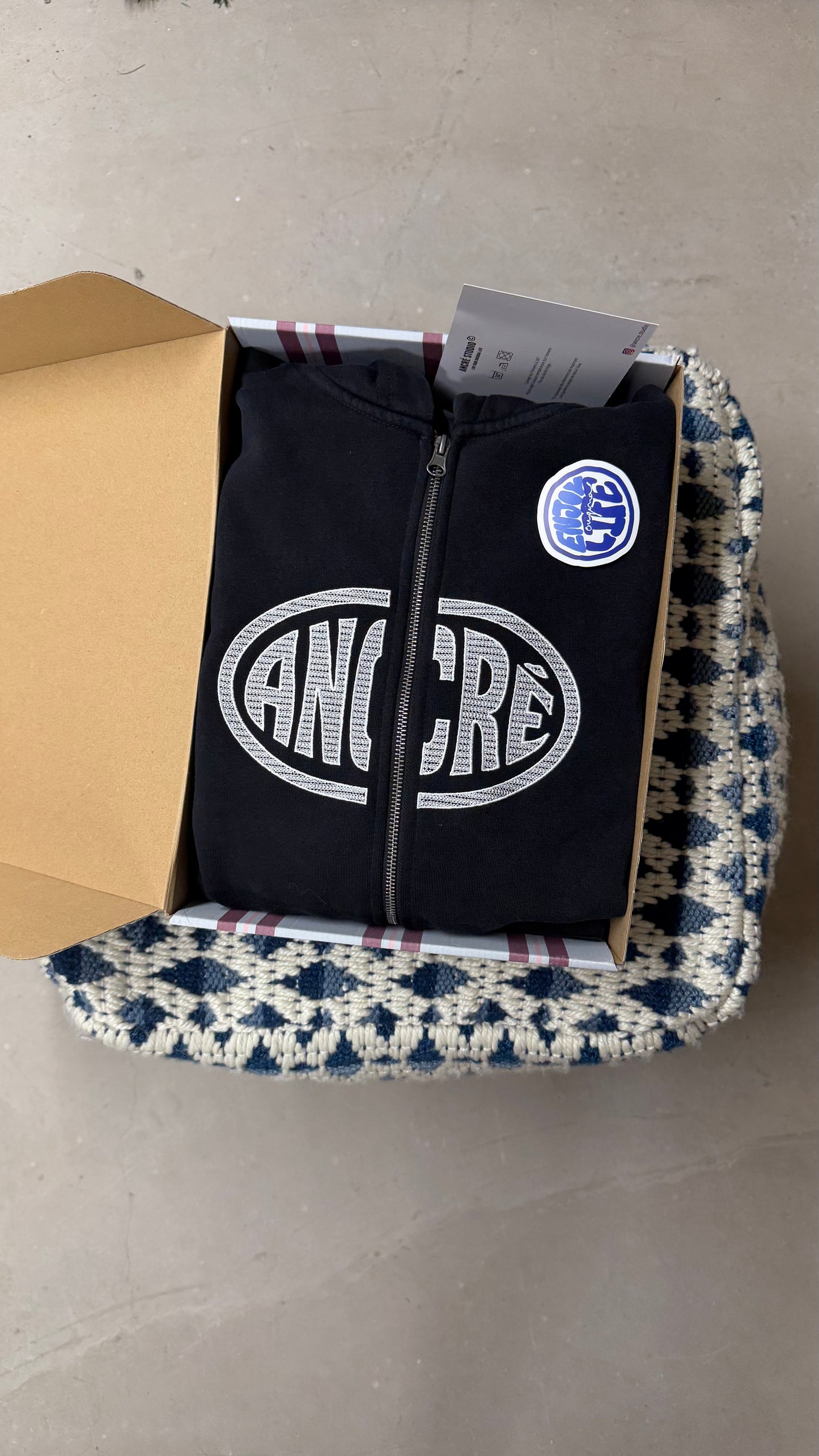 Coffret simple hoodie zippé "too busy living" noir délavé