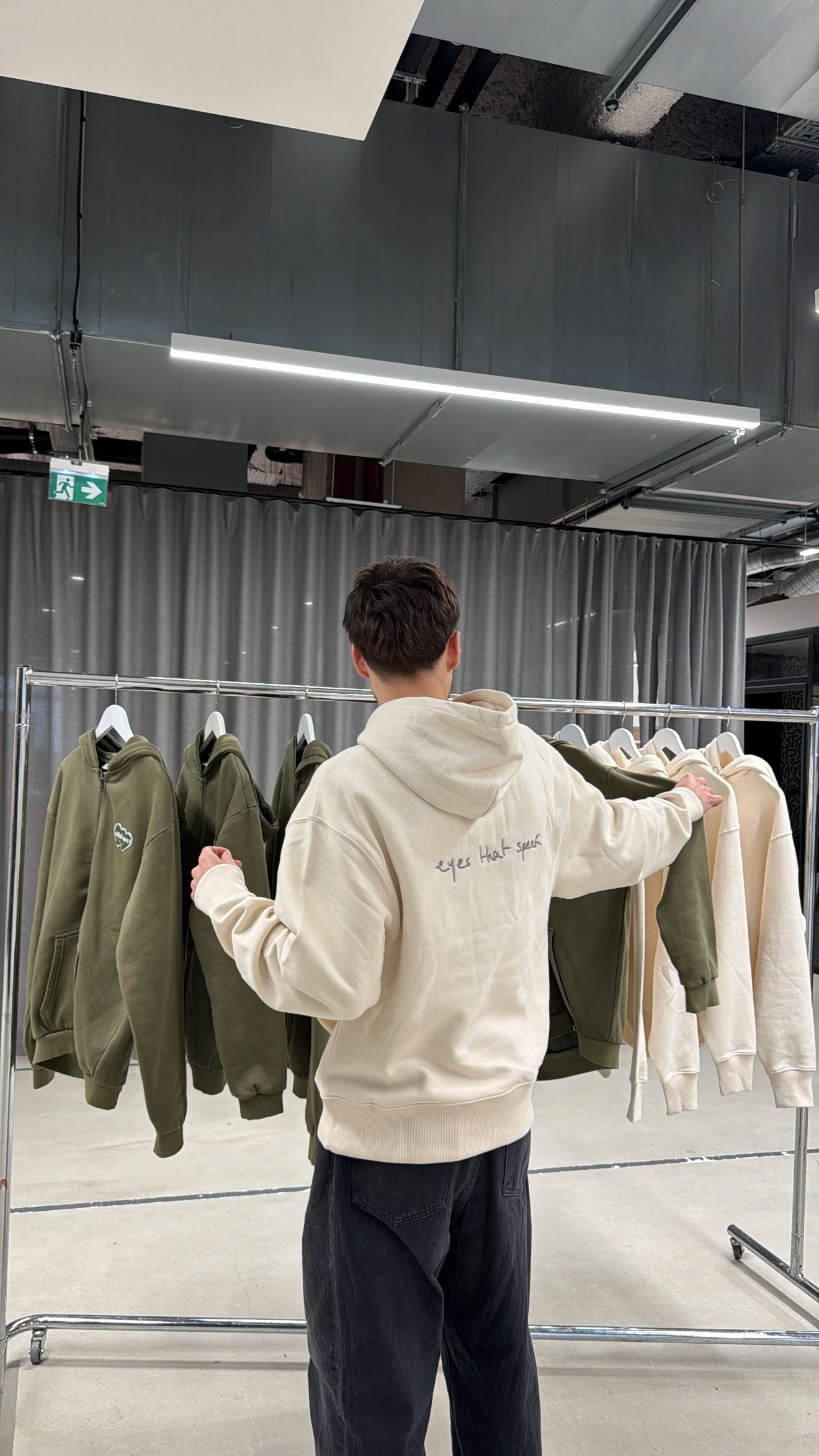 Sweat brodé "eyes that speak"  crème