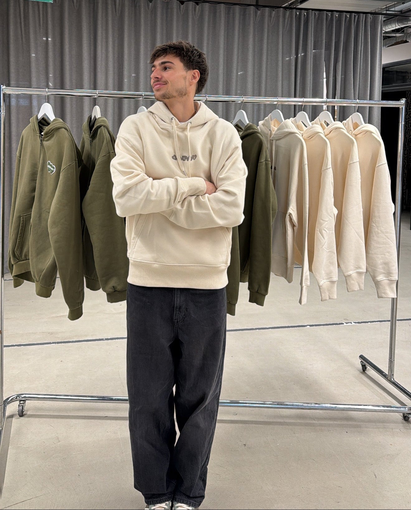 Sweat brodé "eyes that speak"  crème